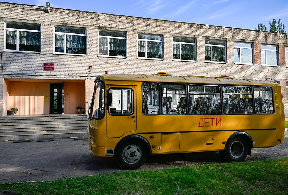 Глава региона передал школе автобус.