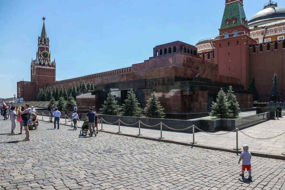 Огромная очередь выстроилась к мавзолею Ленина перед закрытием на реконструкцию