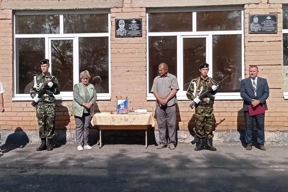 В церемониях участвовали близкие героев, педагоги и ученики школ, односельчане, представители администрации. Фото: администрация Беляевского района