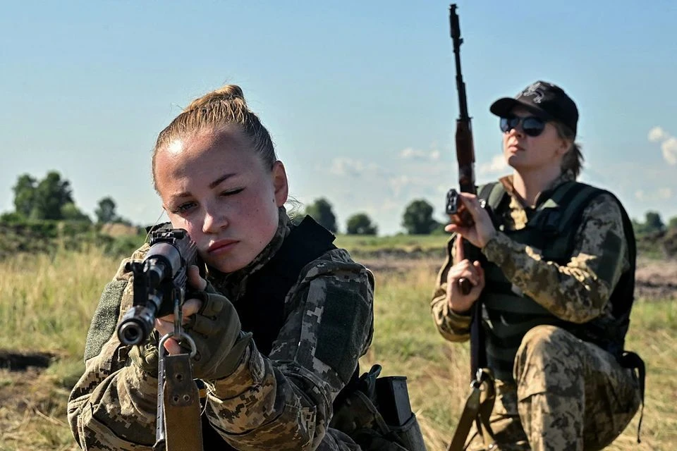 Украинская мобилизация добралась до женщин: 18-летних девушек призвали готовиться к отправке в ВСУ