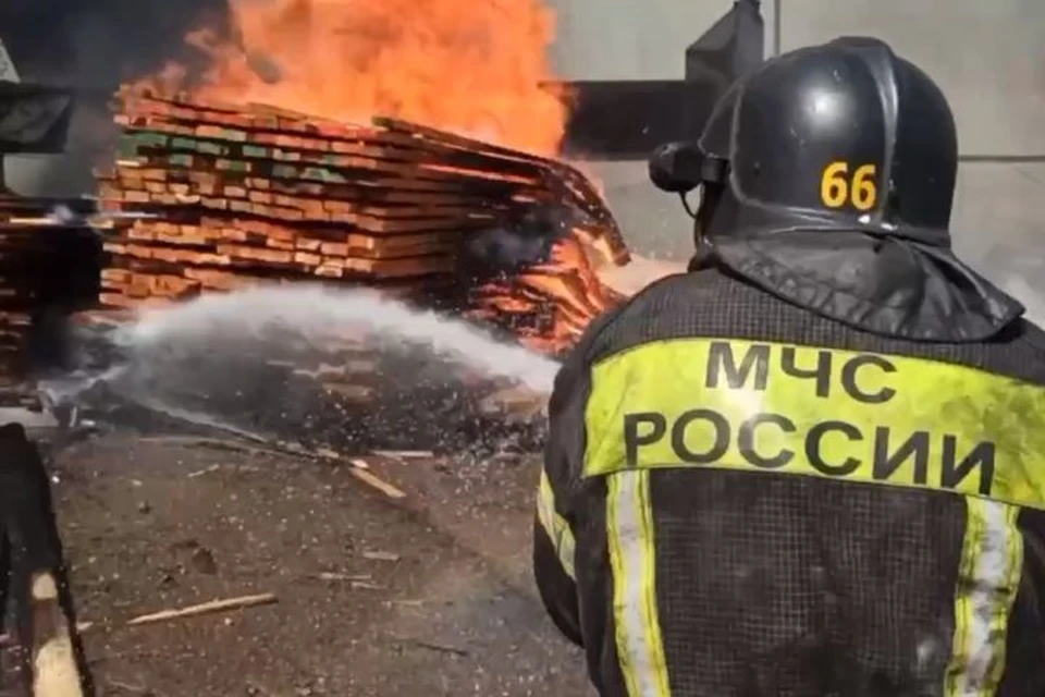 К 15.30 огонь на месте пожара был локализован Фото: ГУ МЧС по Свердловской области