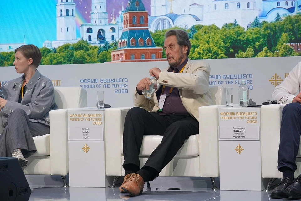 Эррол Маск заявил, что нужно много шлепать ребенка, чтобы он вырос гением