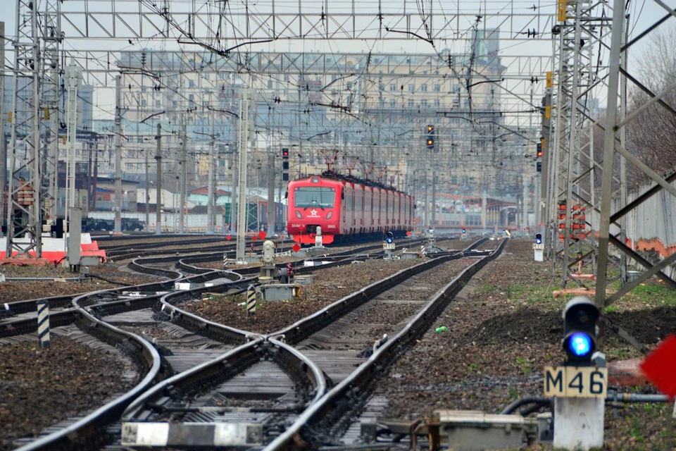 В Новосибирске удалось избежать наезда электрички на человека.