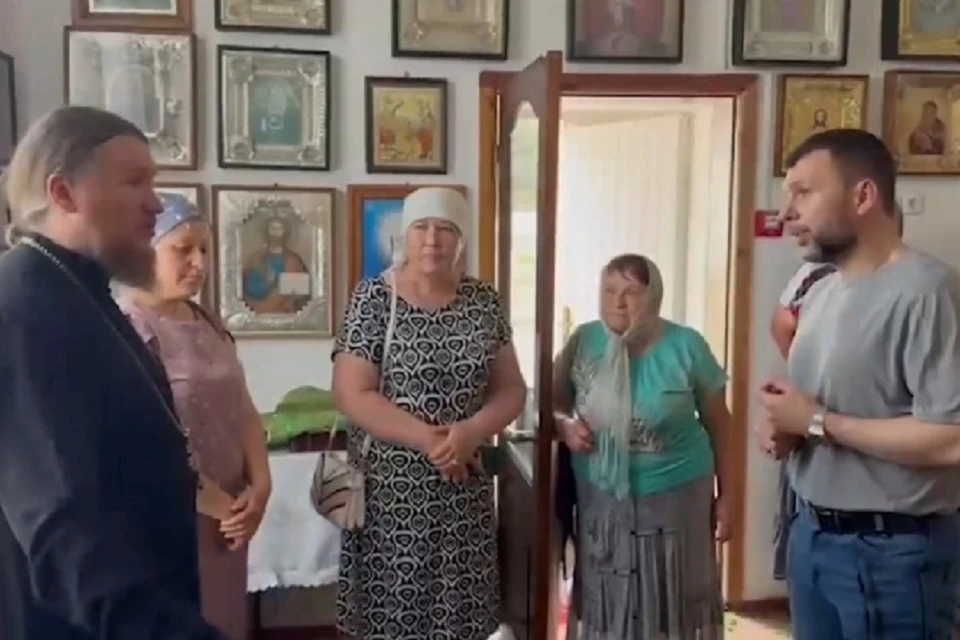 Прихожане самостоятельно занимаются благоустройством храма, арендуя помещение в местном Доме культуры. Фото: ТГ/Пушилин