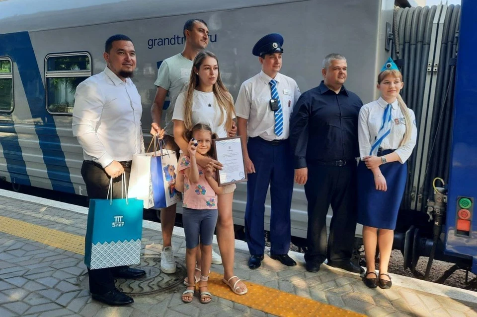 Илье, Марии и Лине Шварц вручили сертификат на поездку в любом поезде «Таврия» со скидкой 99%