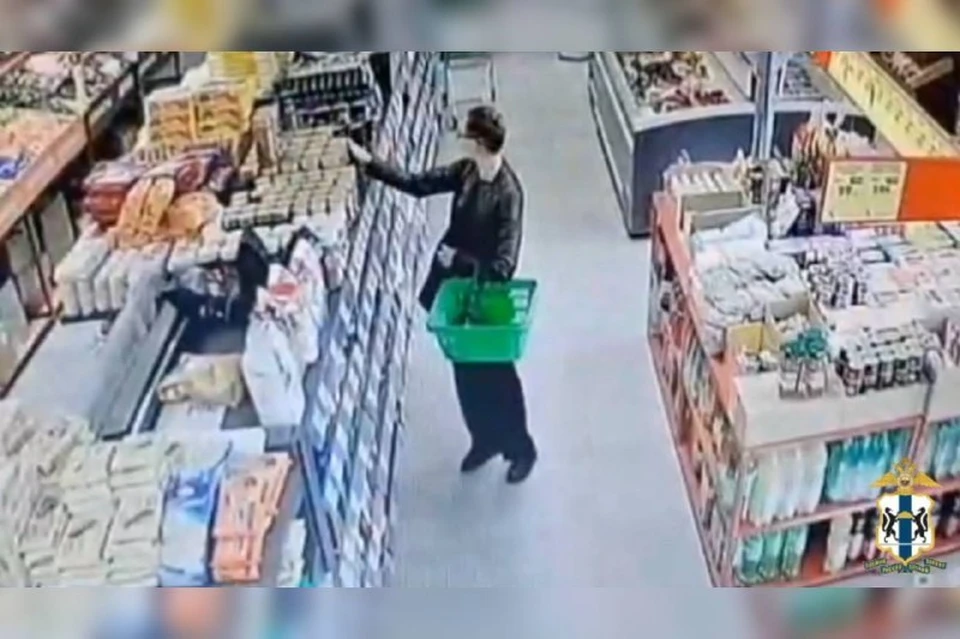 В Новосибирске ищут женщину, укравшую из магазина семь банок кофе. Фото: МВД по Новосибирской области