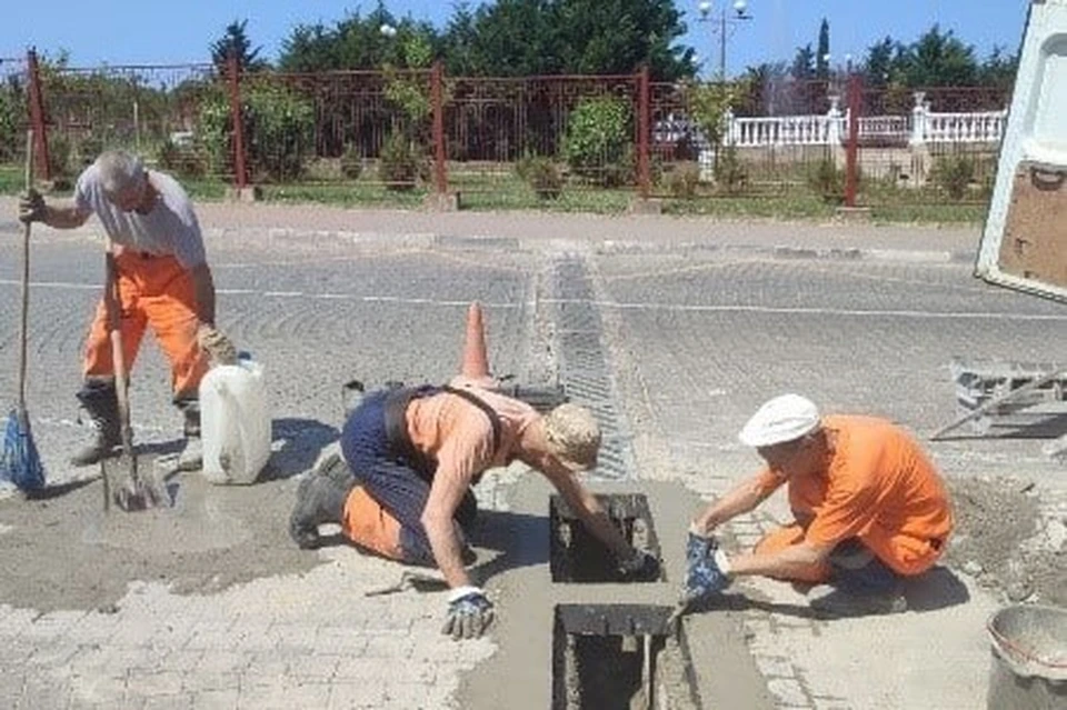Водоканал продолжает чистить ливневки на городских улицах.