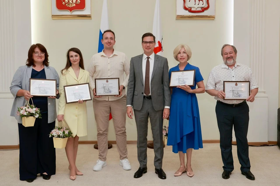 Юрий Шалабаев вручил Чкаловскую премию нижегородским педагогам.