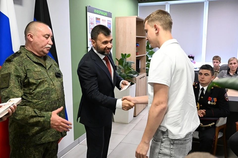 Пушилин вручил удостоверения ветерана боевых действий 30 сотрудникам «Каскада». Фото: АГ ДНР