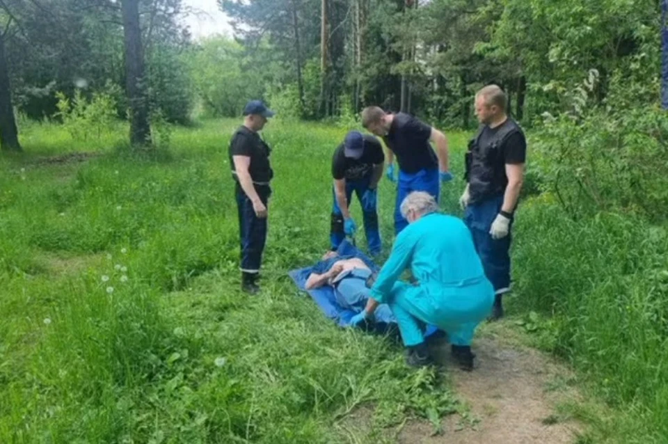 Спасатели помогли уральцу. Фото: скриншот из видео МБУ «Центр защиты населения»