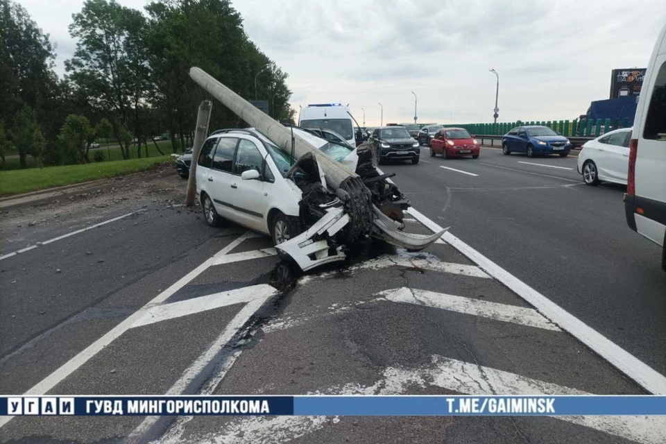 Водитель уснул за рулем и врезался в осветительную матчу на МКАД в Минске. Фото: телеграм-канал УГАИ ГУВД Мингорисполкома