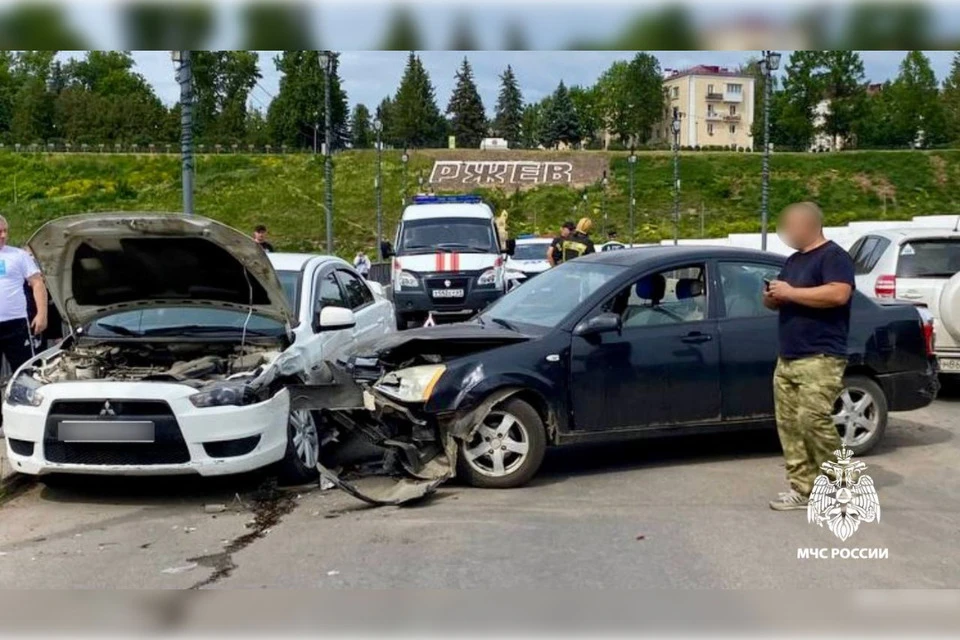 По предварительным данным, пострадавших в аварии нет. Фото: МЧС Тверской области.