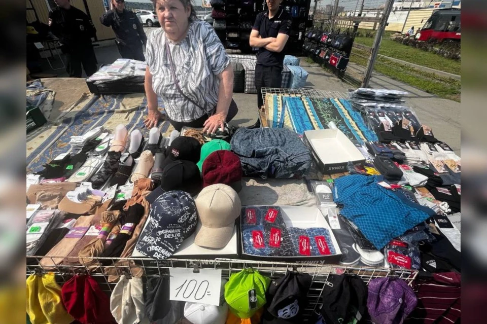 В Новосибирске у нелегальных торговцев изъяли 80 сумок с товарами. Фото: мэрия Новосибирска