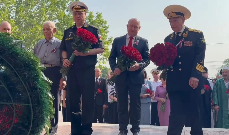 Собравшиеся отдали дань подвигу защитников города. Фото: телеграм-канал Михаила Развожаева