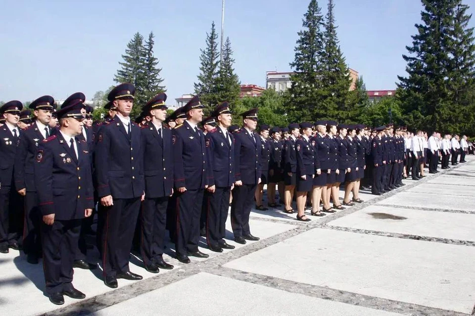 В Новосибирске 80 полицейским вручили погоны в День России. Фото: мэрия Новосибирска