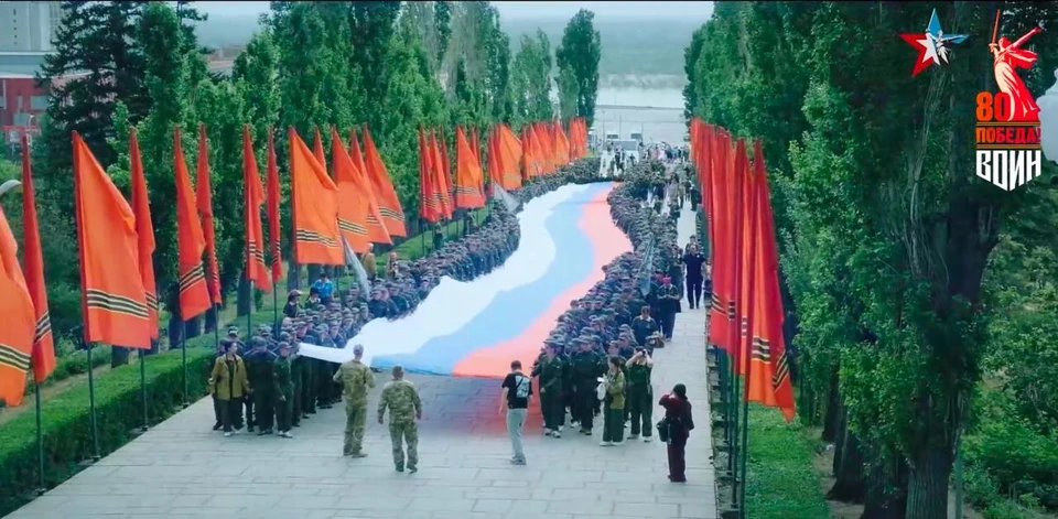 Стометровый флаг России развернули на Мамаевом кургане. Фото: кадр видео
