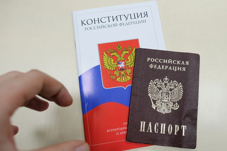 Среди получателей паспортов были активисты «Движения первых», юнармейцы, волонтеры, а также победители и призеры различных конкурсов и олимпиад.