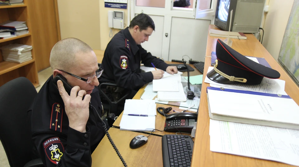 Правоохранители устанавливают обстоятельства преступления и личности мошенников.