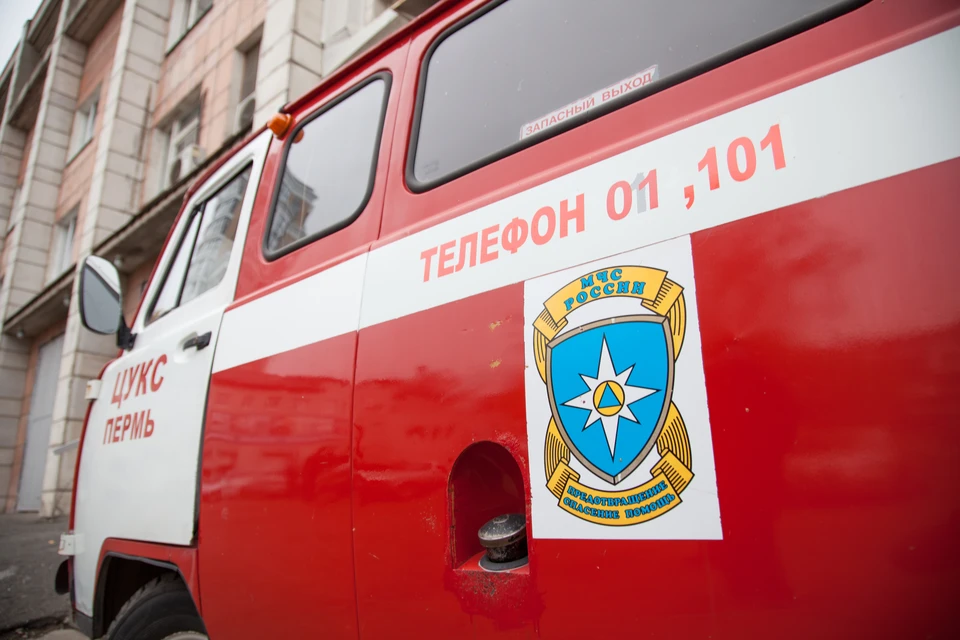 Возгорание ликвидировали 16 сотрудников МЧС на шести единицах техники.
