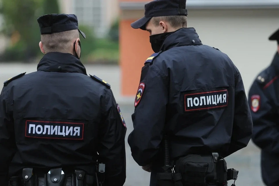 В Новосибирской области уволили троих полицейских за содействие в организации незаконной миграции.