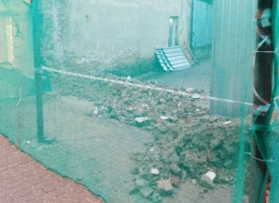 В Калуге спорят о законности сноса фасада на Театральной улице.