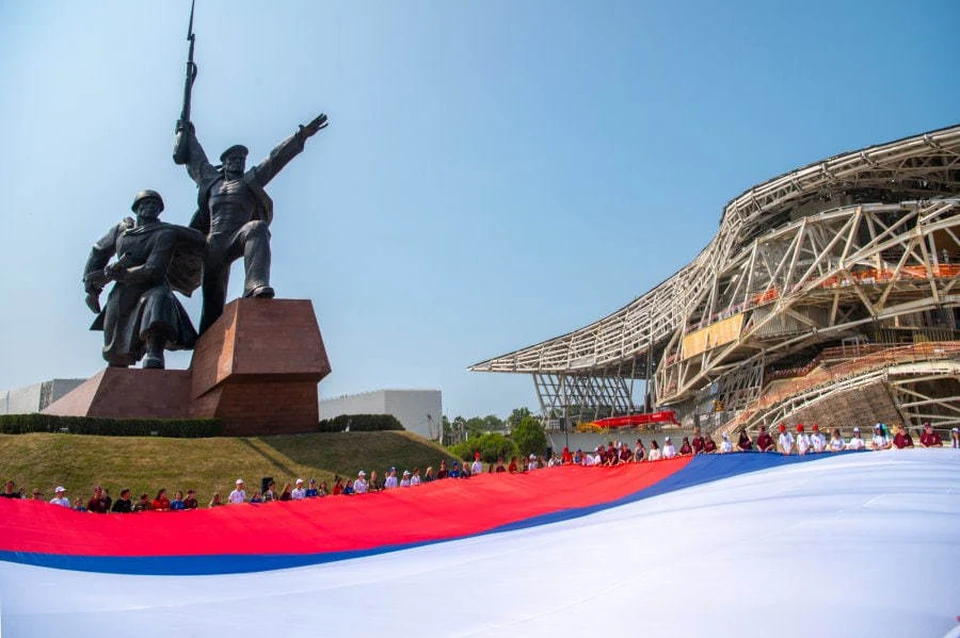 У памятника Солдату и Матросу развернули гигантский триколор. Фото: sev.gov.ru
