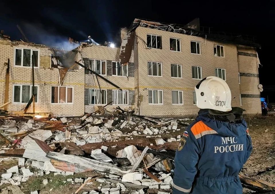 В кирпичном доме от взрыва разрушился третий этаж.