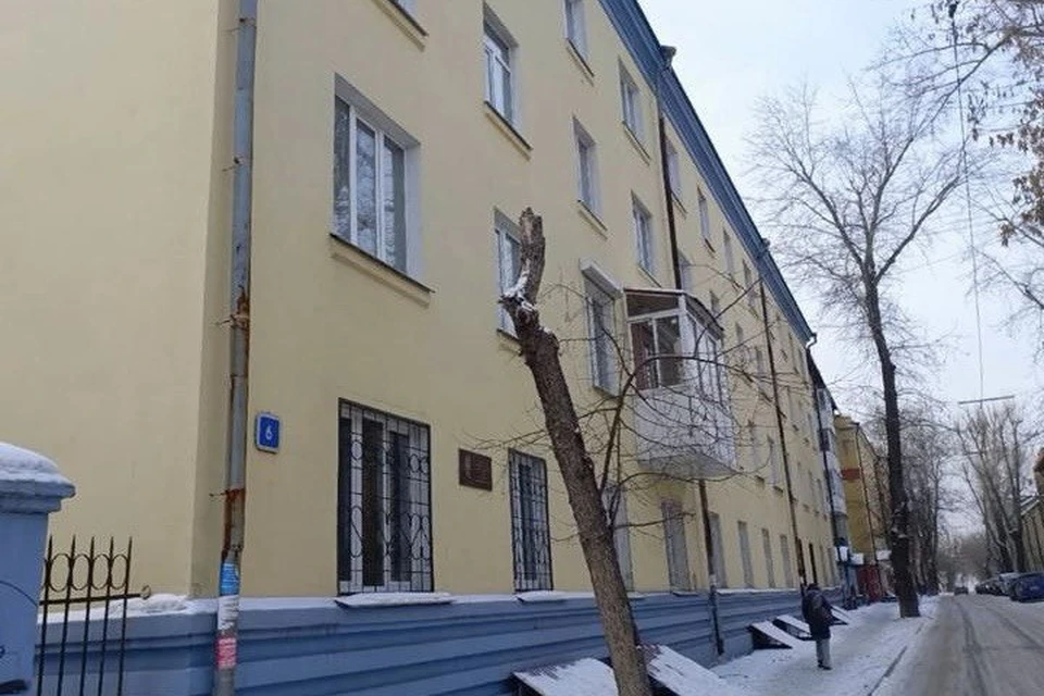 В Иркутске судебные приставы заставили снести незаконный балкон. Фото: ГУФССП России по Иркутской области.