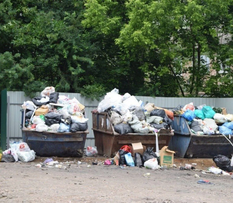 В Боровске просят проверить работу подрядчиков из-за переполненных мусорных контейнеров.