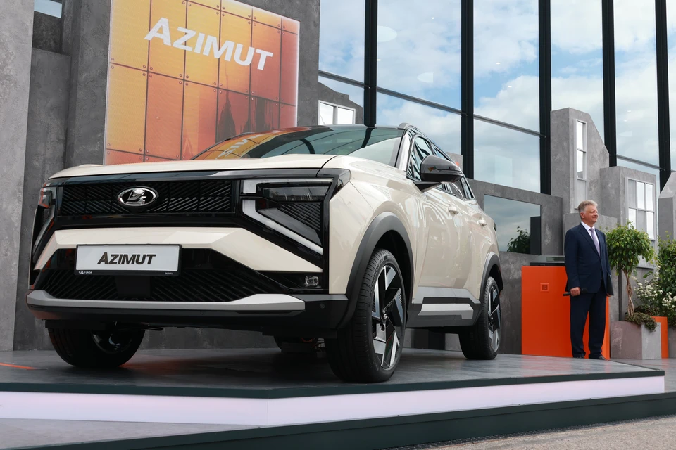 Мировая премьера нового кроссовера Lada Azimut состоялась на ПМЭФ-2025