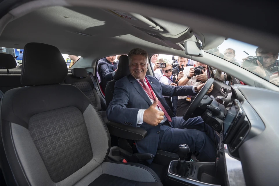 АвтоВАЗ планирует представить минивэн на ПМЭФ в 2026 году