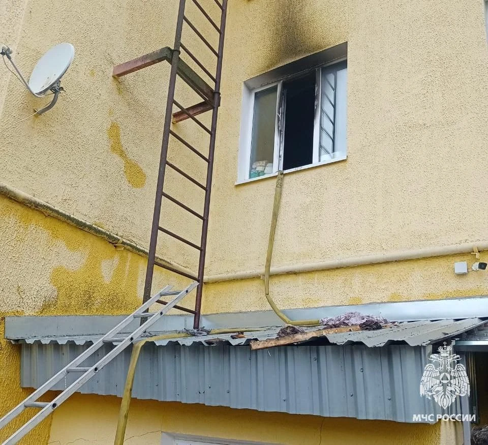 Хозяйку горевшей квартиры спасли в микрорайоне Сокольники Новомосковска Тульской области