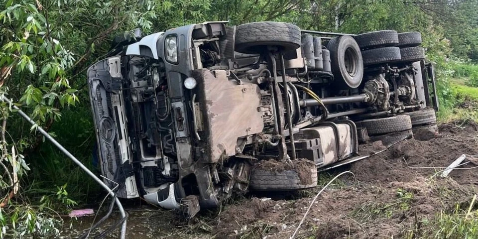 Автомобиль с людьми оказался в кювете. Фото: Госавтоинспекция Вологодского округа.