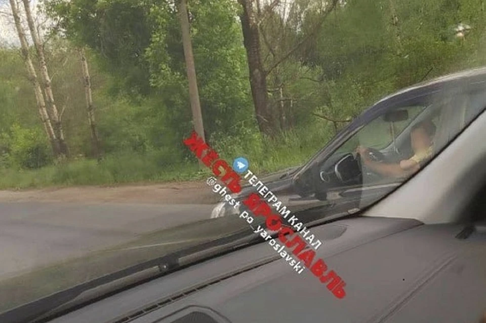 Ребенок сидел на руках у водителя во время движения машины по оживленной дороге. ФОТО: тегерам-канал "Жесть Ярославль"