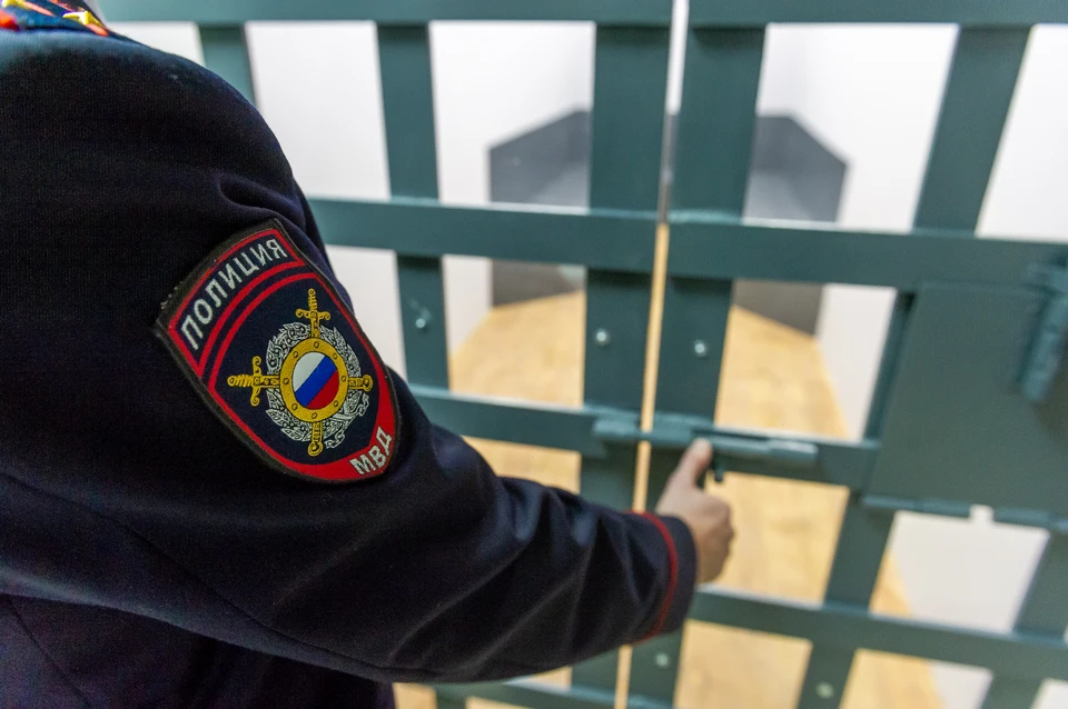 В Кузбассе подростки повредили стену жилого дома.