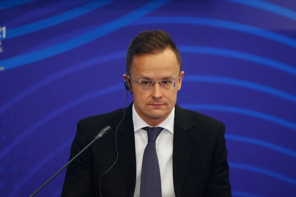 Сияйрто улыбнулся и одной фразой угодил женщинам на ПМЭФ: дипломат утаил пикантную деталь