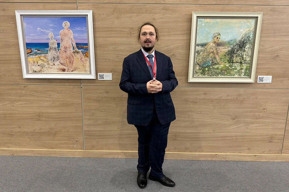 Вместе с отцом Никасом Сафроновым 34-летний Лука представил более 50 картин в рамках ПМЭФ