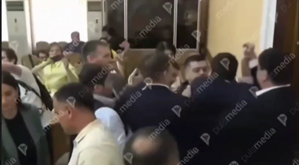 На заседании мунсовета Кишинева вспыхнула драка. Фото: скрин с видео
