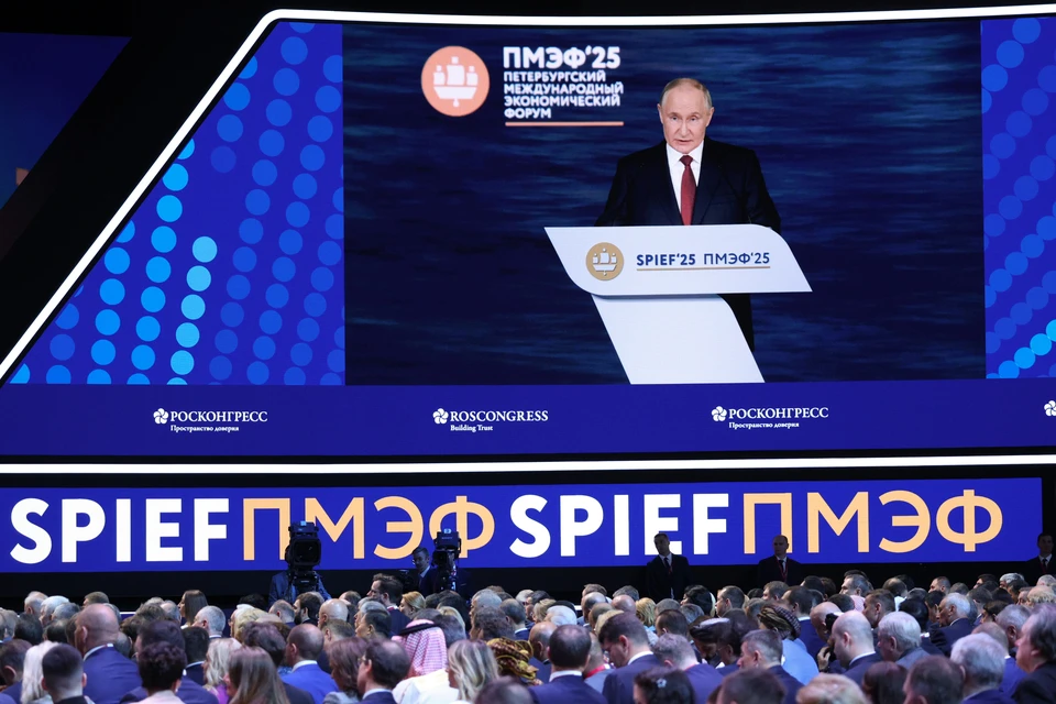 Во время выступления Владимира Путина на ПМЭФ. Фото: Кирилл Казачков / РОСКОНГРЕСС