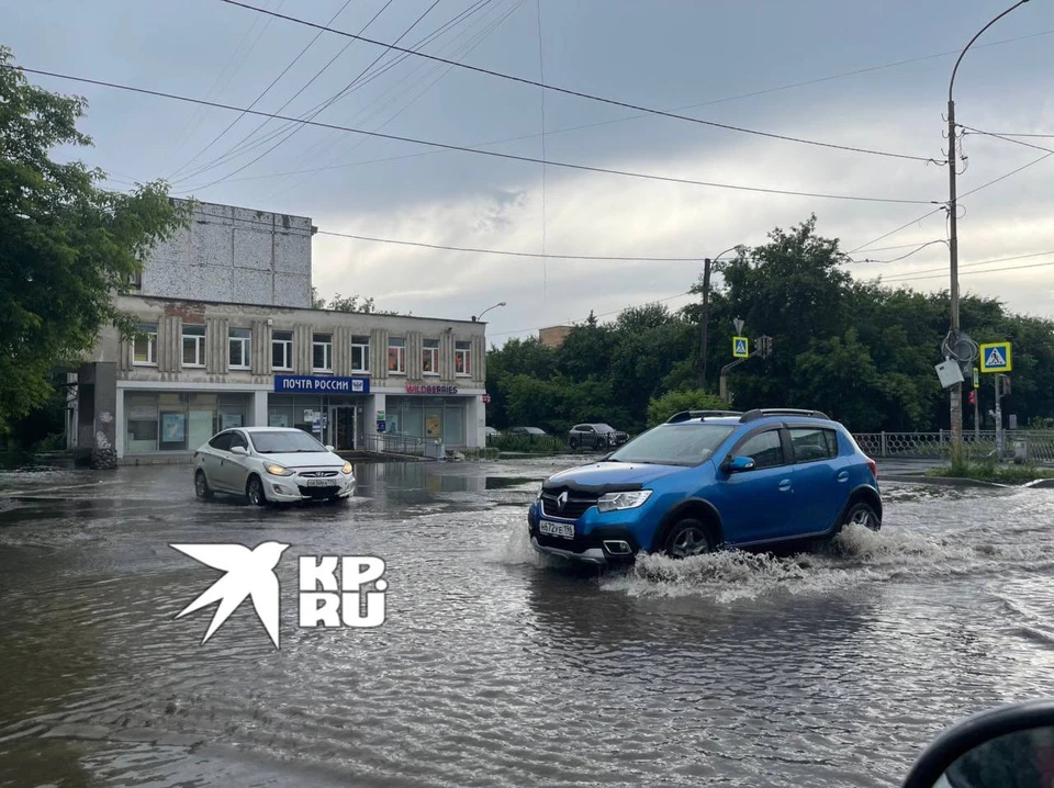 Так выглядит после дожде перекресток улиц Ключевская - Красноуральская. Фото: читатель "КП"