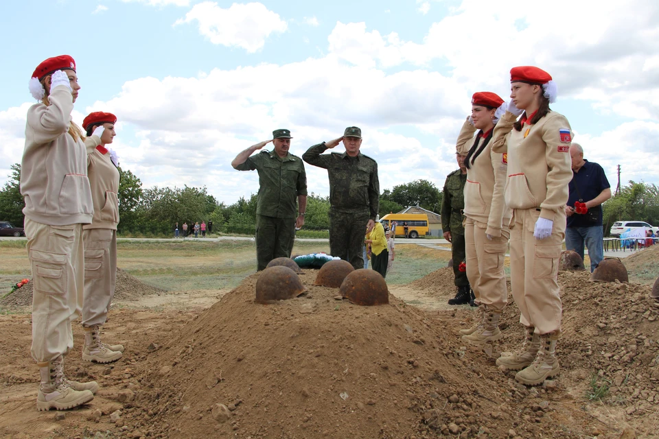 Красноармейцев захоронили на воинском кладбище. Фото: УФСБ по Волгоградской области.