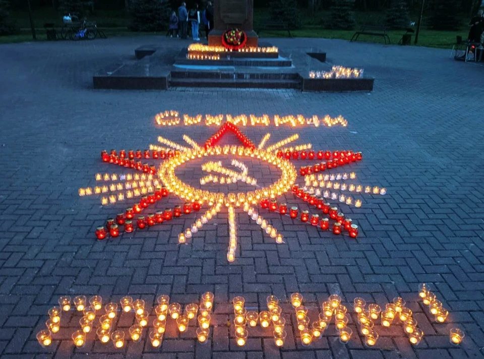Калужане зажгли свечи в память о жертвах войны.