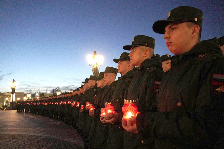 В День памяти и скорби участники спецоперации пронесли через российские города пламя Вечного огня