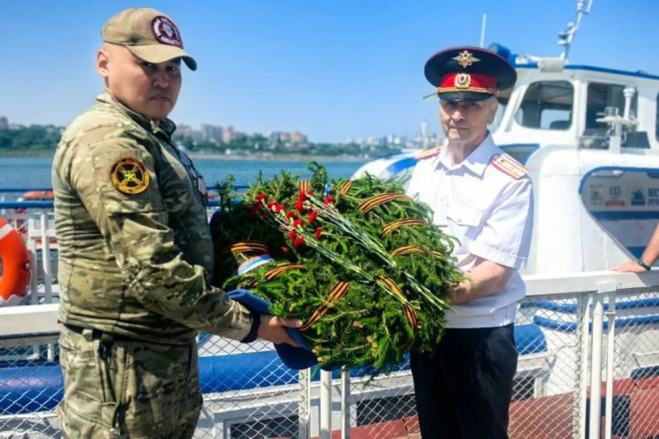 В память о миллионах бойцов, победивших фашизм, на воду Ангары был спущен венок памяти из еловых веток. Фото: транспортная полиция Прибайкалья.
