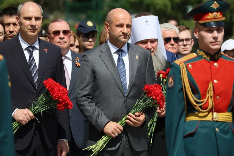 Артем Жога и Денис Паслер возложили цветы к Широкореченскому мемориалу. Фото: из telegram-канала Артёма Жоги