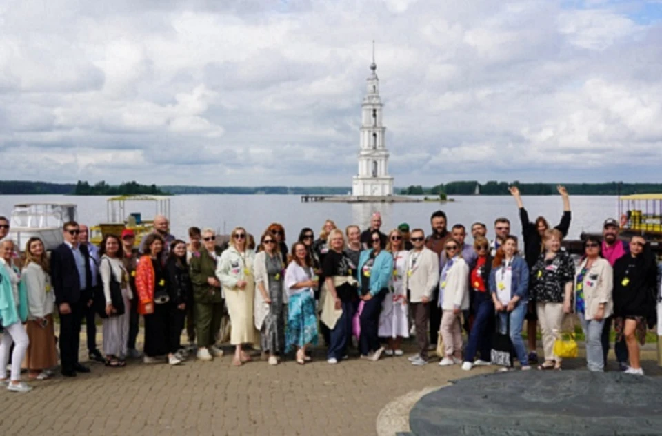 Совместный снимок на фоне колокольни на воде. Фото предоставлено T2