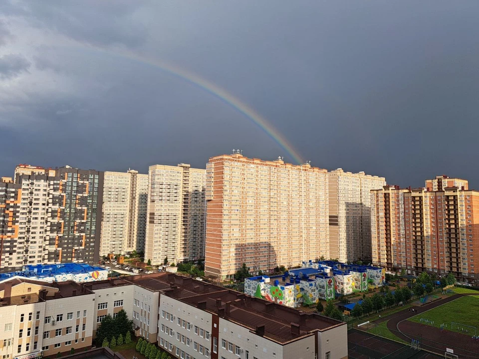 Радуга осветила город в конце рабочего дня