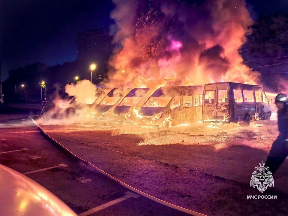 11 автомобилей вспыхнули на парковке в тульском Левобережном