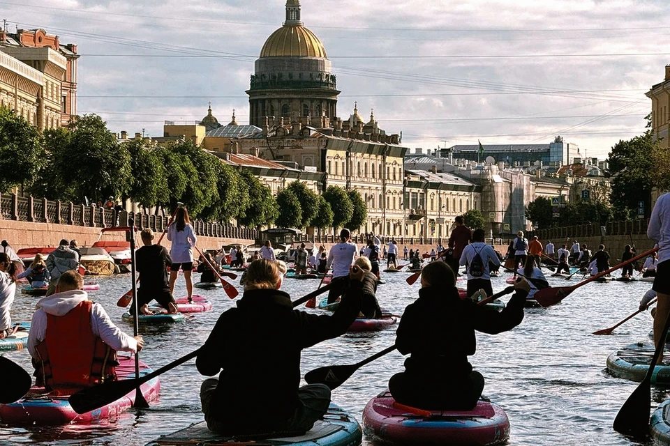 Утренний заплыв на сапах состоялся в рамках ПМЭФ-2025. Фото: Фонтанка.ру.