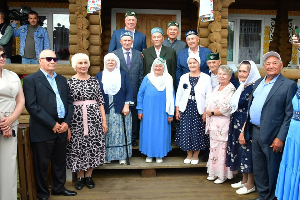 Юбилярам семейной жизни были вручены ценные подарки. Фото: zags.tatarstan.ru